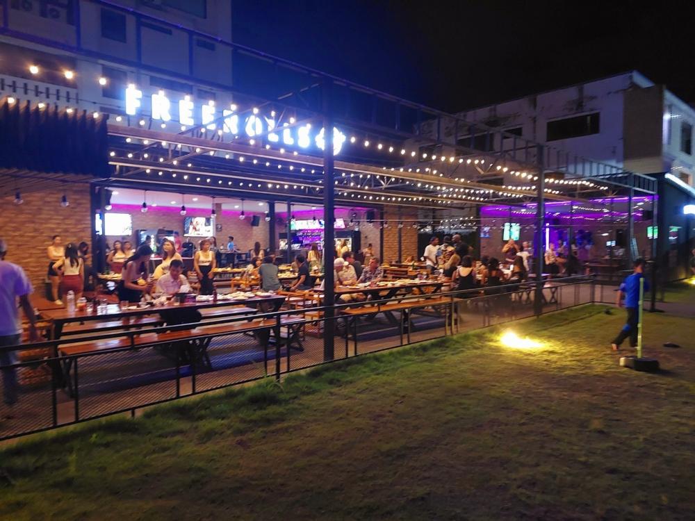 Discover sports bars with large screens