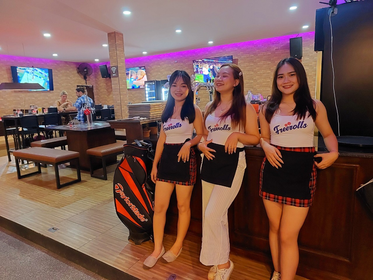 Expat community gathers to support team