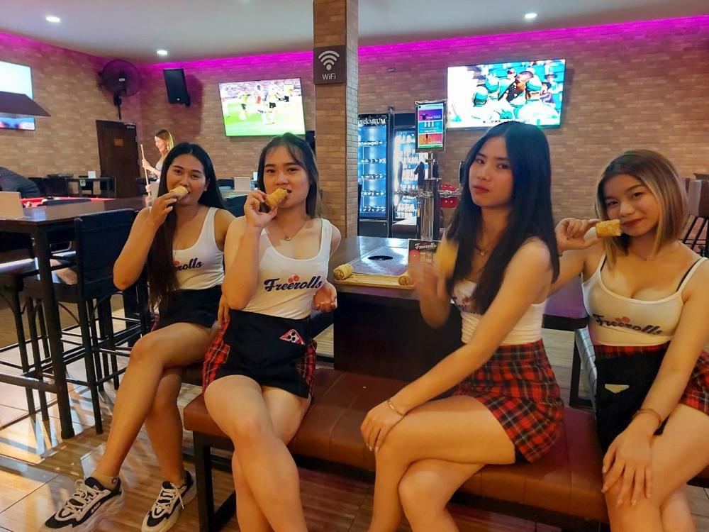 Experience the lively atmosphere at Zoe in Yellow