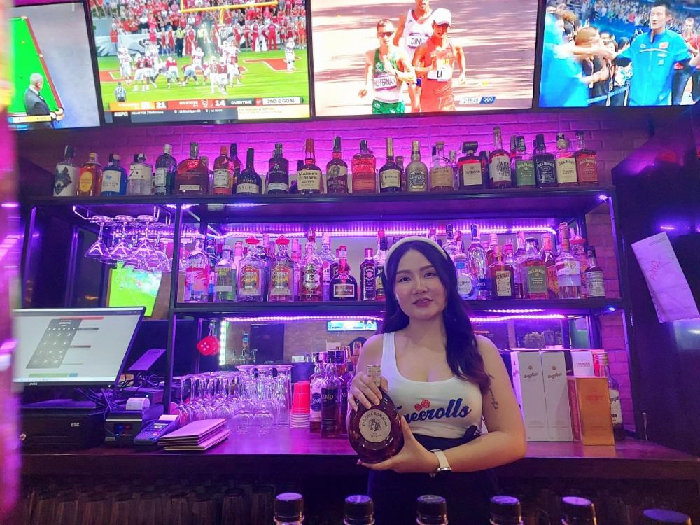Variety of bars, clubs, and lounges